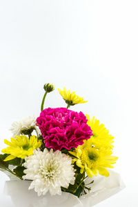 康乃馨和菊花插在花瓶里的花