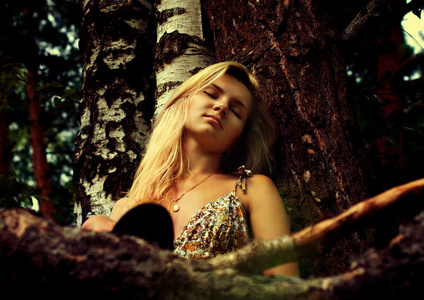 女孩朱莉娅在树林里
