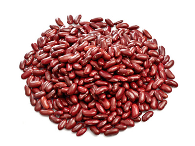 孤立在白色背景上的红色豆
