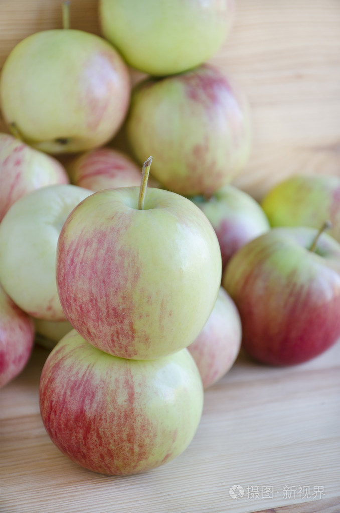 红色和绿色的苹果