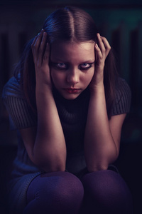 沮丧的青少年女孩坐和哭声