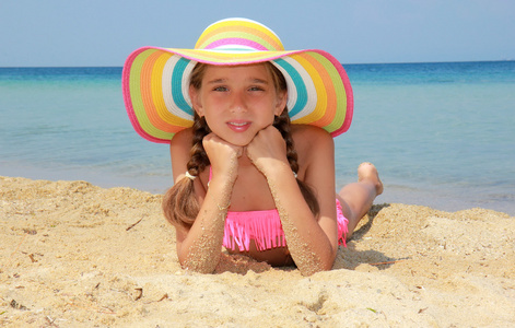 色彩鲜艳的帽子，在海滩上的女孩
