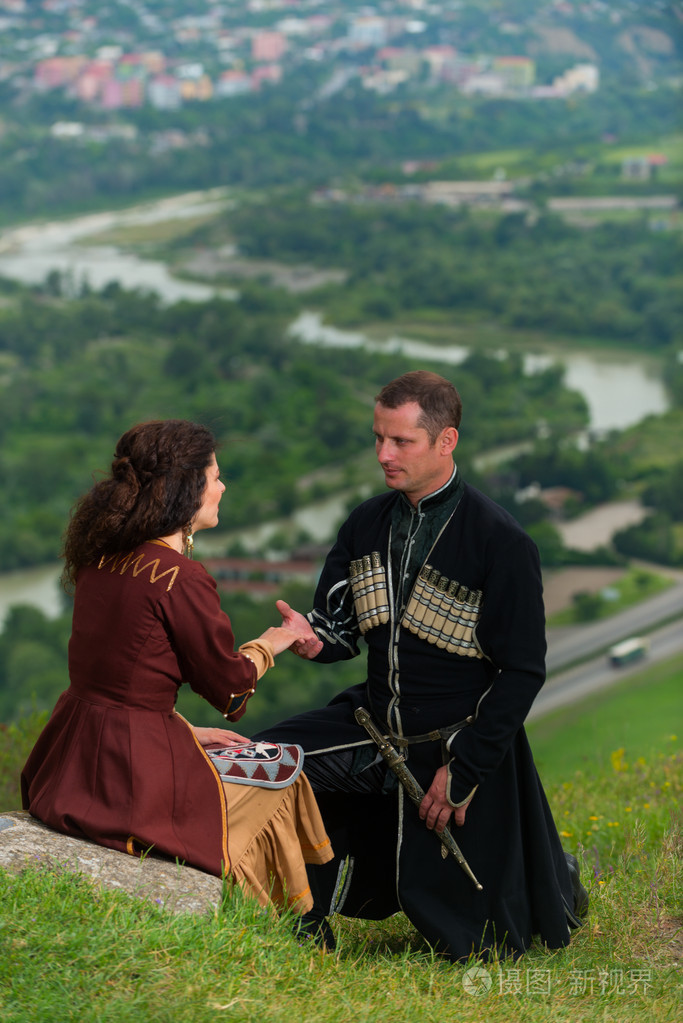 男人和女人在格鲁吉亚民族服饰