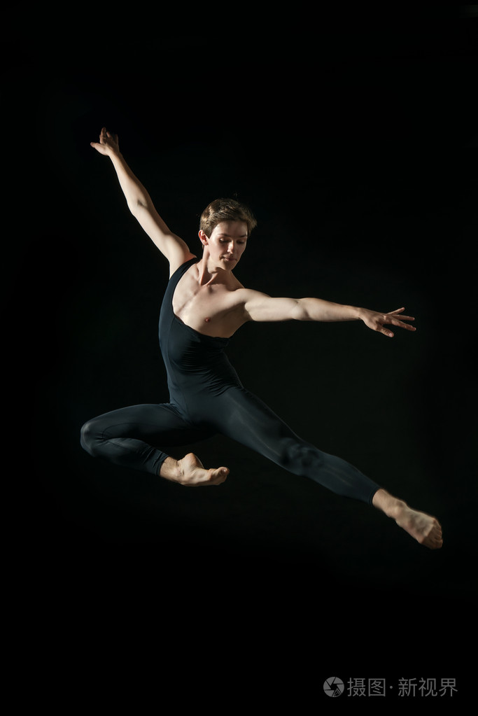 年轻的芭蕾舞团舞者 dansing 在白色背景上