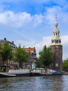 阿姆斯特丹，荷兰，2014 年 7 月 10 日。与银行渠道的旧建筑物的典型城市视图