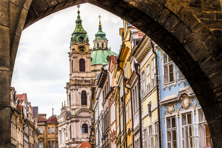 在布拉格查理大桥上，捷克共和国取自多彩老镇的看法
