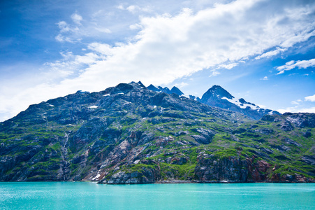 在美国阿拉斯加州山区的冰川湾