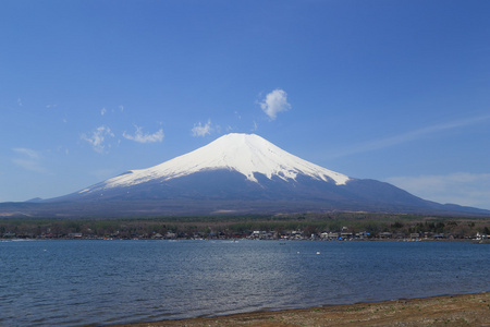 富士山在山中湖，日本