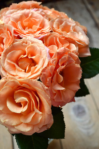杏玫瑰木背景上的美丽婚礼花束
