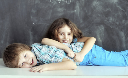 年轻的孩子们在放学的小学生玩图片