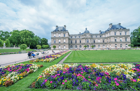 鲜花和建筑物的巴黎卢森堡花园