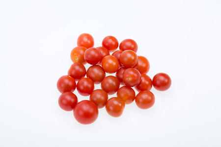 孤立在白色背景上的新鲜成熟樱桃番茄