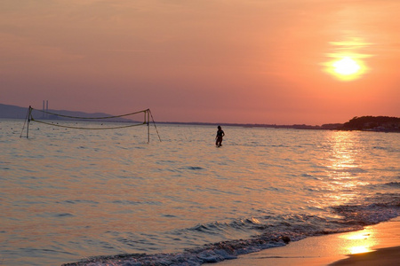 在上述托斯卡纳海滩夕阳的女人