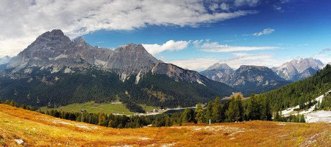白云岩，意大利阿尔卑斯山的视图