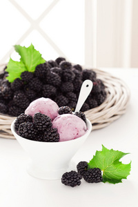 用新鲜黑莓的冰激淋