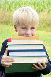 小的孩子携带大量大重学校书籍