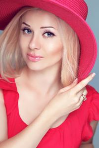 时尚漂亮的金发女孩化妆戴顶红色的帽子