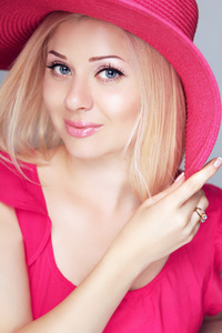 粉色的帽子，化妆美容时尚微笑金发美女