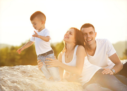 幸福美满的家庭上海滩日落图片