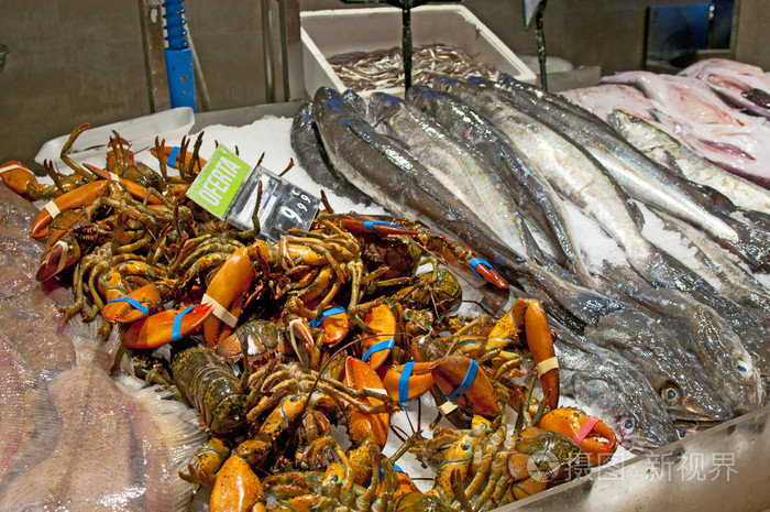 邦奇利亚市场,巴塞罗那的新鲜的鱼档