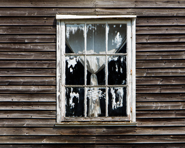 旧窗幕的木房子里
