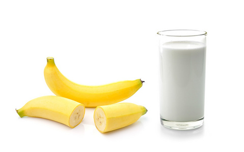 杯牛奶和香蕉在白色的背景