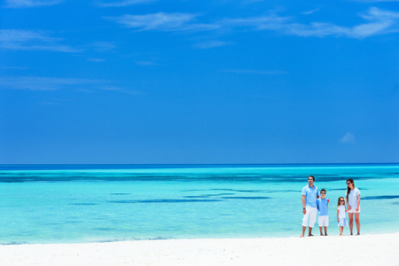 夏季海滩度假家庭