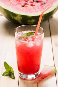 鲜榨的西瓜鲜榨的西瓜汁的薄荷和冰多维数据集照片