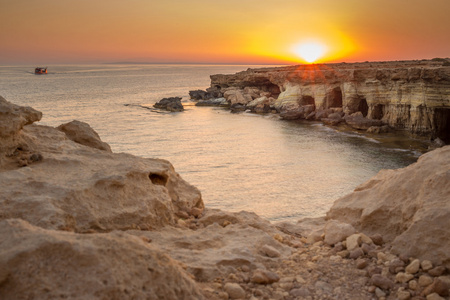 海洞穴在日落时分。地中海。自然成分