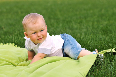 小男孩在绿毯上