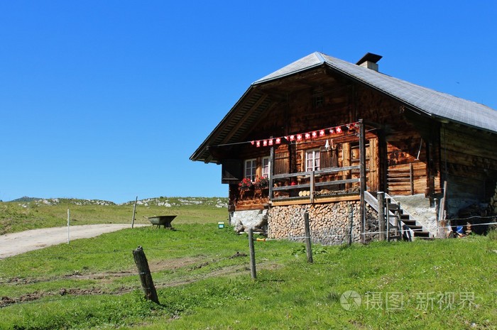 西门塔尔牛的老房子的外观