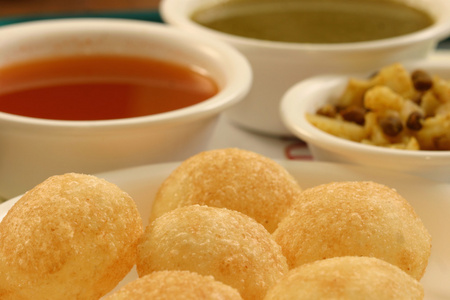 pani puri 是印度流行的街头小吃