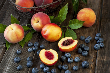 多姿多彩的夏天水果油桃和桃子木制的桌子上