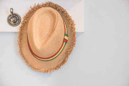 挂墙上的帽子图片