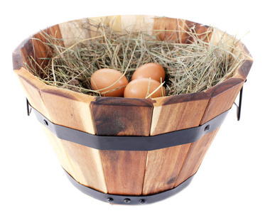 大木篮与 n 乾草和孤立的白色衬底上的鸡蛋