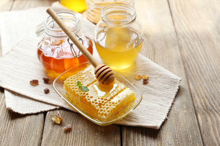 新鲜的蜂蜜，木制的桌子上
