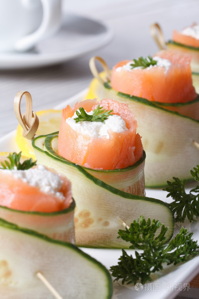 三文鱼卷配黄瓜,奶油芝士垂直