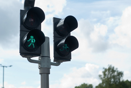 行人标志与绿色交通灯