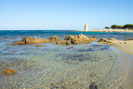 圣乔瓦尼海滩与古老的瞭望塔在撒丁岛