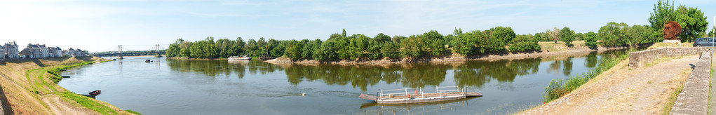 卢瓦尔河畔