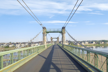 桥上卢瓦尔河畔