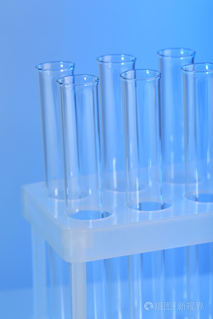 空试管上蓝色背景特写