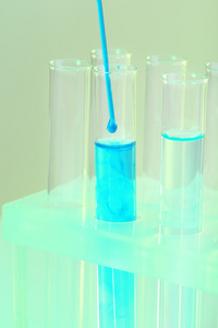 蓝色的液体与贴在蓝色背景上的试管