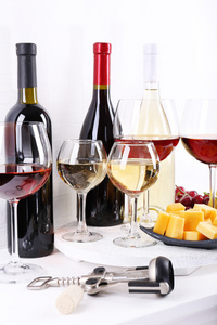 酒瓶和酒 奶酪和成熟的葡萄，在房间里的桌子上的杯子