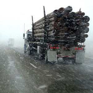 卡车司机在冬季风暴