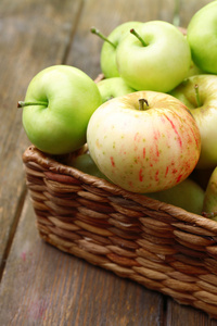 熟透了的苹果在篮子里的木桌特写