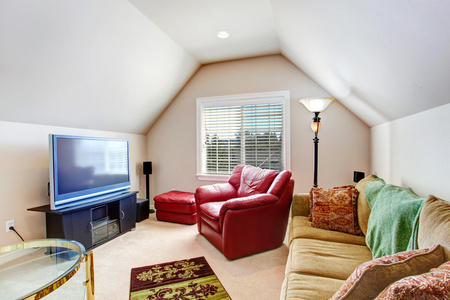 小客厅的红色沙发和电视图片