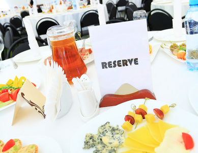 餐饮表将服务设置为与银器和玻璃高脚杯在聚会前的餐厅
