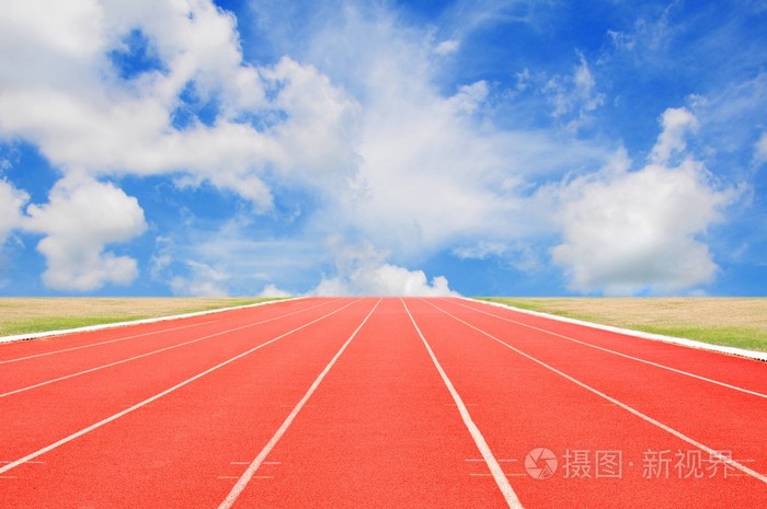 蓝色的天空背景跑道