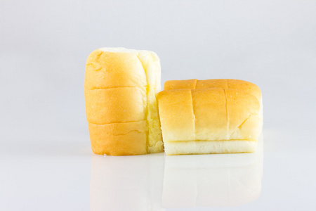 在白色背景上切片面包